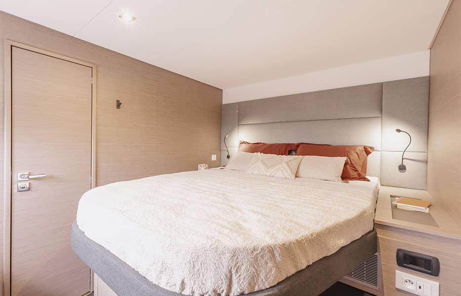 blue-water-sailing-catamaran-aura-51-Fountaine-Pajot