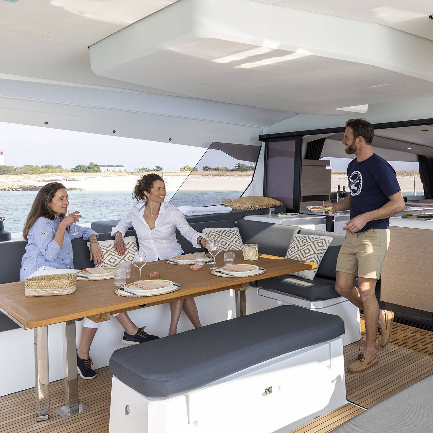 blue-water-sailing-catamaran-aura-51-Fountaine-Pajot