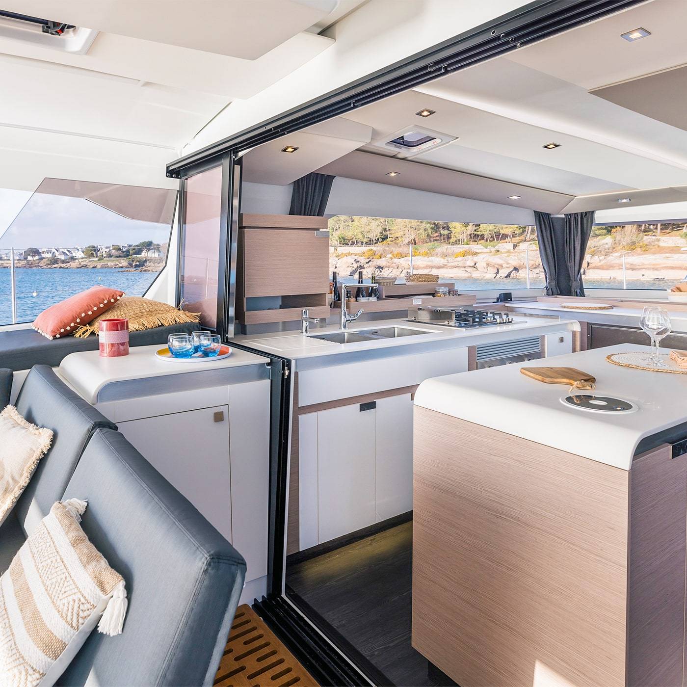 Aura-51-fountaine-pajot-cruising-boat-Carré-Aft-Cockpit