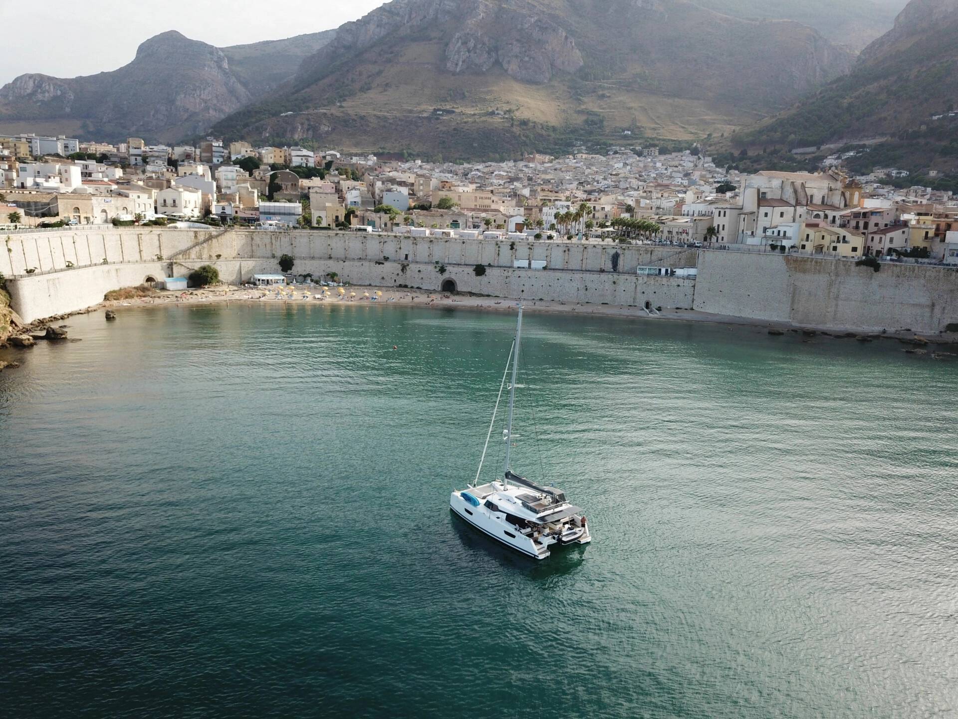 sailboat-cruising-lifestyle-fountaine-pajot