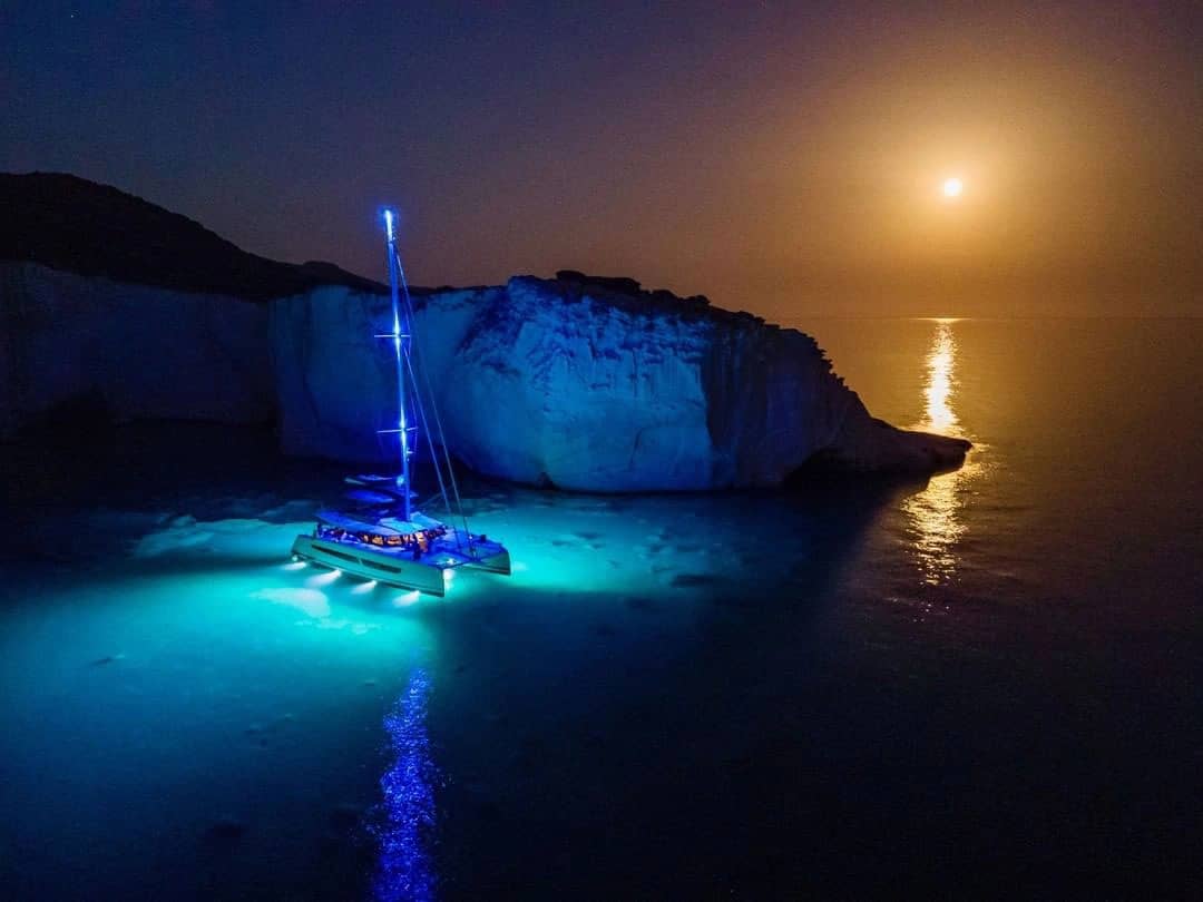 sailboat-cruising-lifestyle-fountaine-pajot