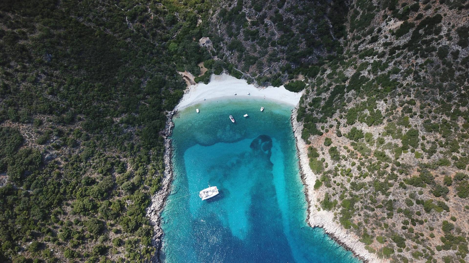 sailboat-cruising-lifestyle-fountaine-pajot