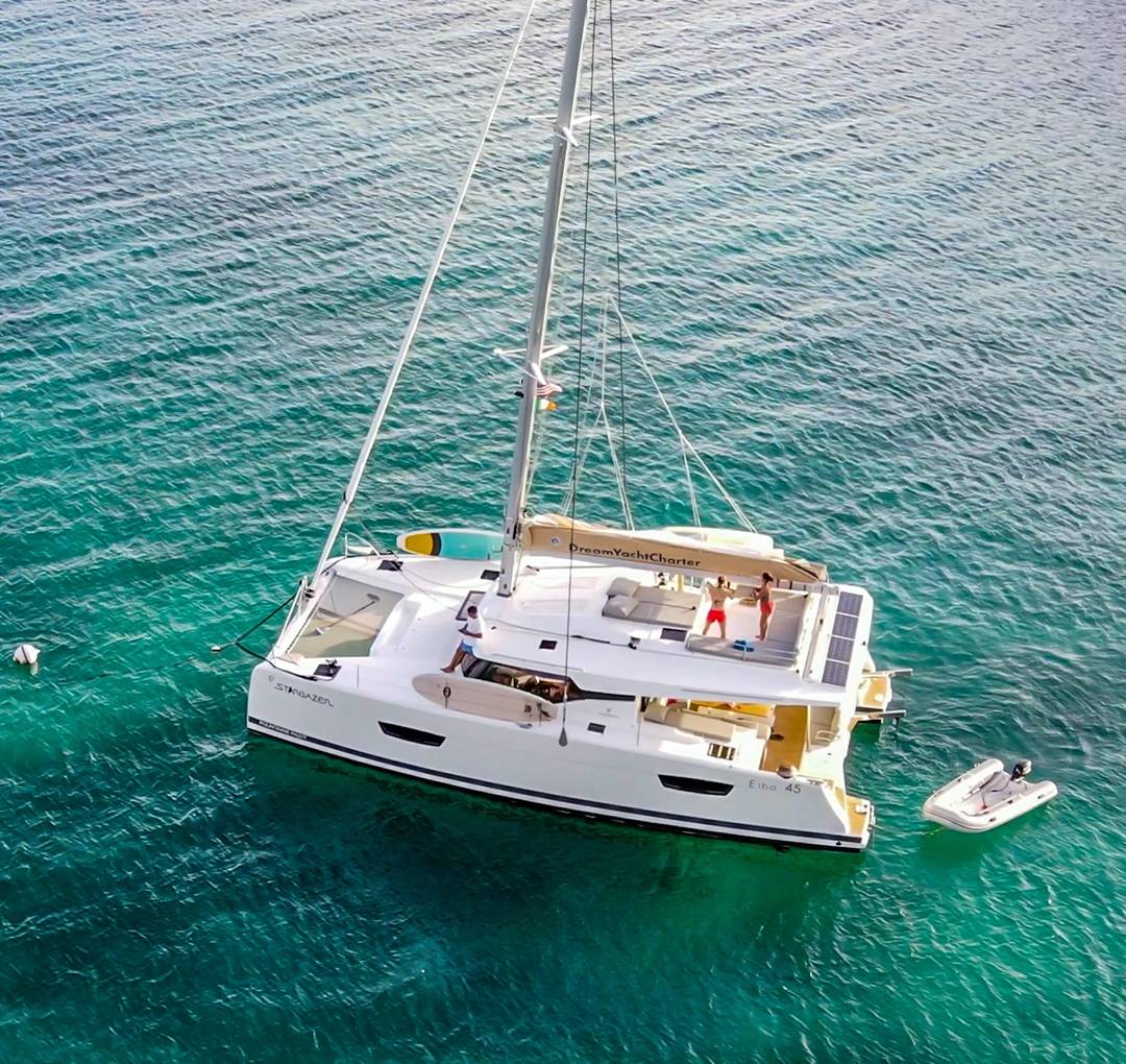 sailing-lifestyle-cruising-boat-travel