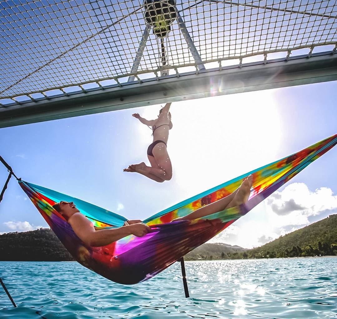 sailing-lifestyle-cruising-boat-travel