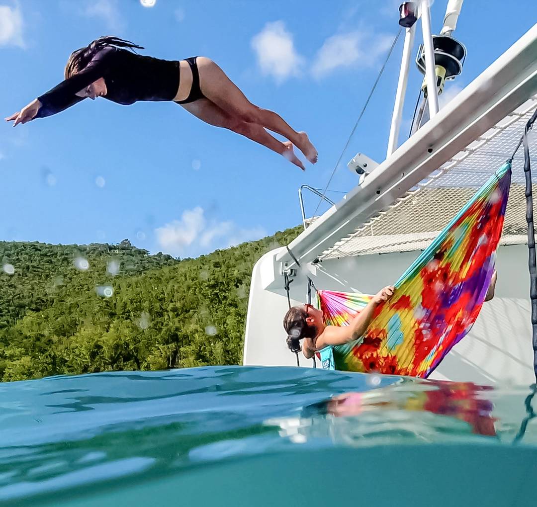 sailing-lifestyle-cruising-boat-travel