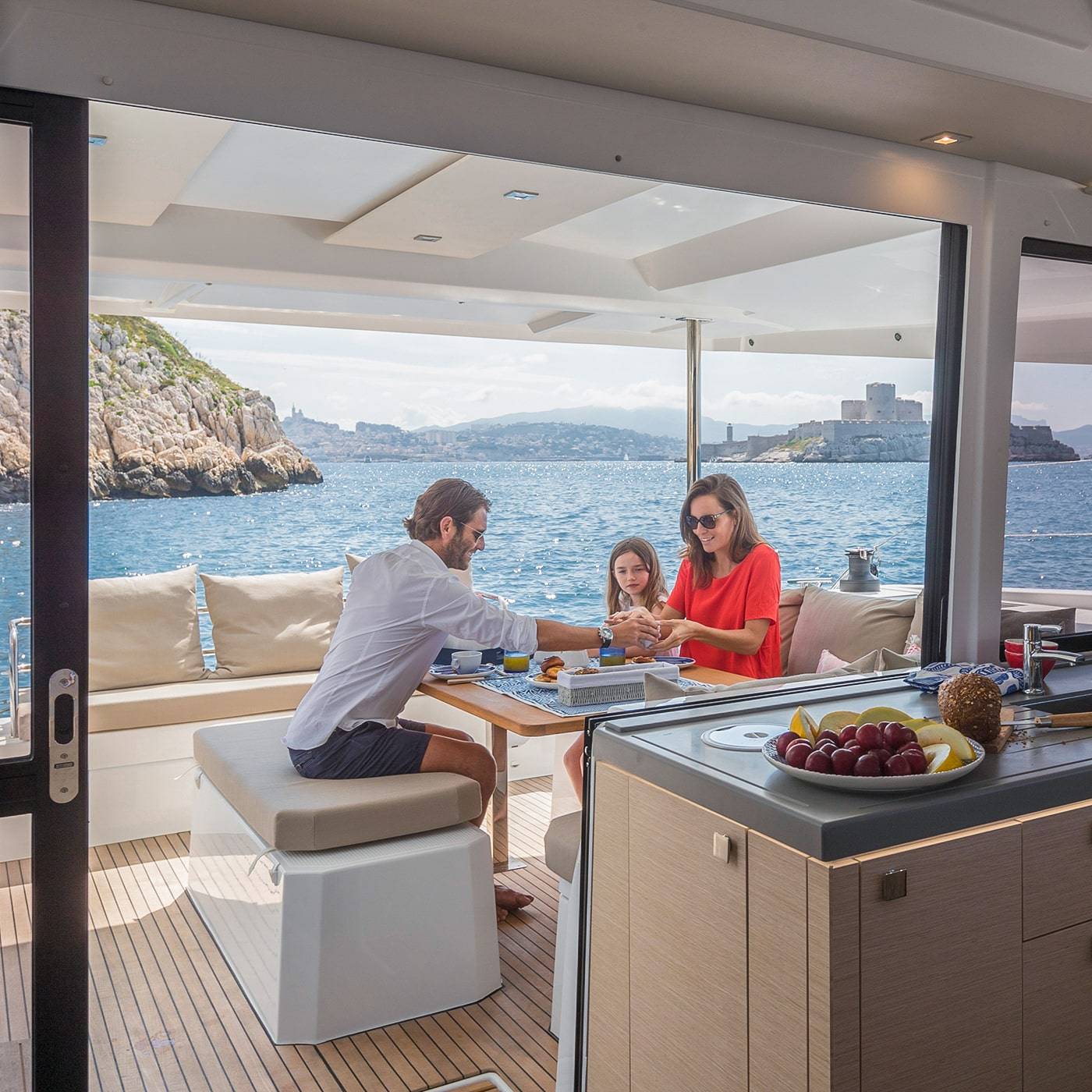 Astréa-42-fountaine-pajot-cruising-boat-wide-opening