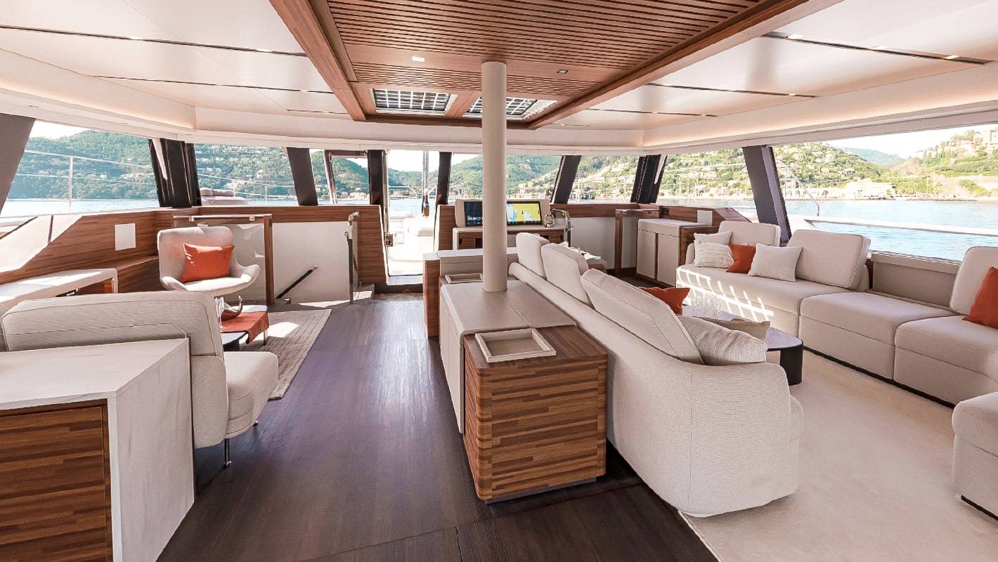 Full-IMG-Thira-80-Saloon-Fountaine-Pajot-min