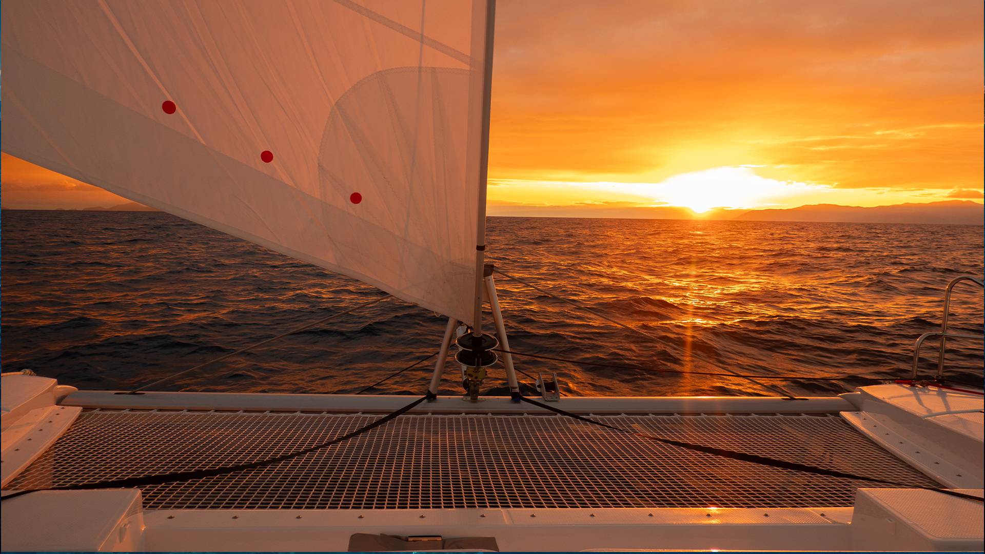 photocontest-My-Boat-And-I-2023-Astréa-42-Mojo-Sailing-Family-Sunset