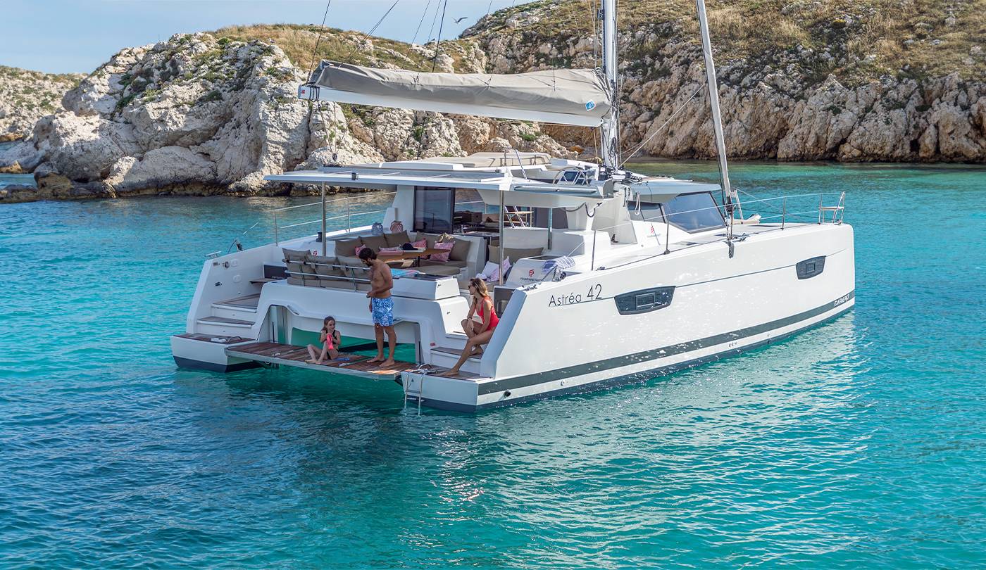 Astréa-42-Catamaran-de-croisière-Fountaine-Pajot-Sailing-Catamarans-Mouillage