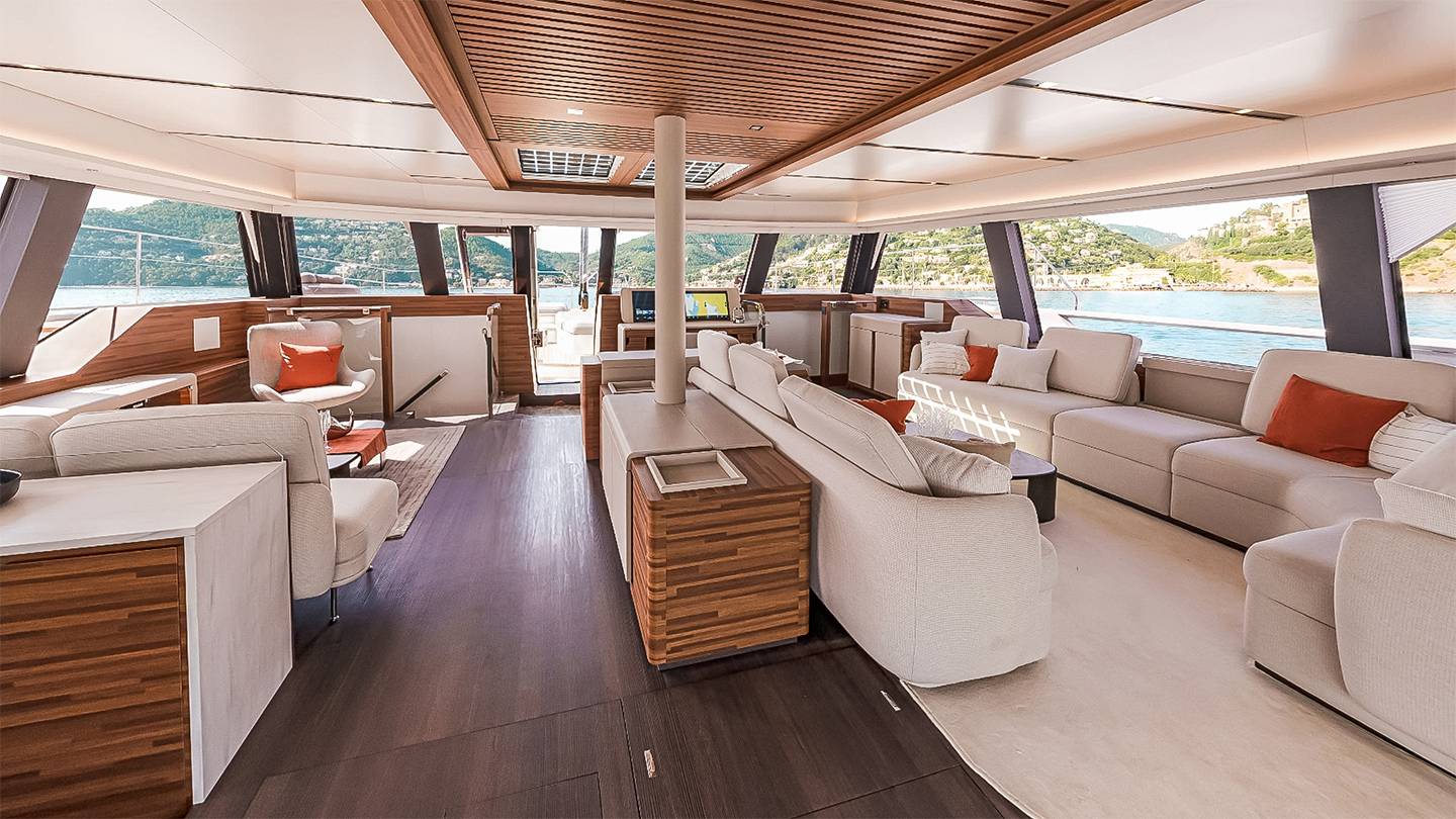 Full screen Thira 80