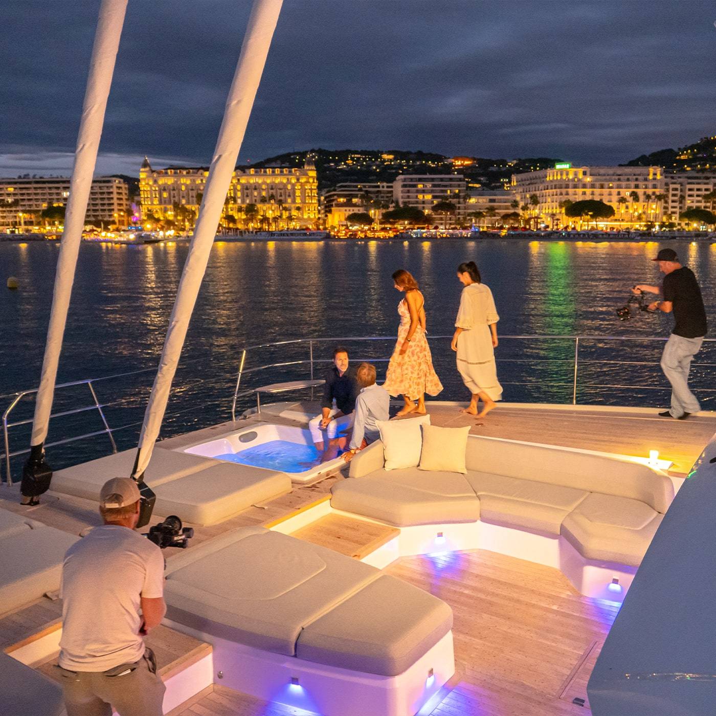 Thira-80-backstage-shooting-méditérranée-exterior-fountaine-pajot-flagship-night