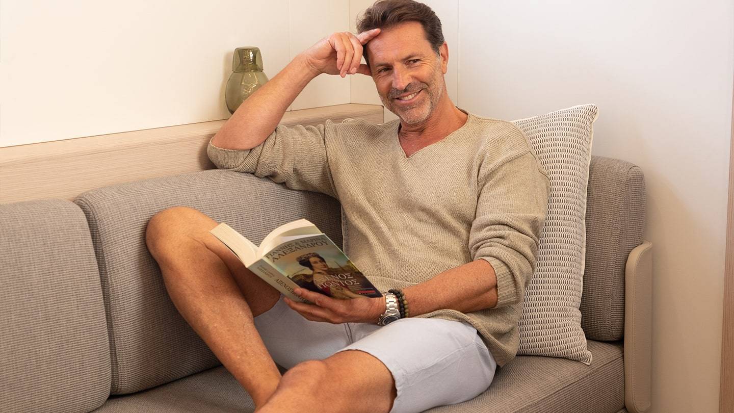 Thíra-80-Fountaine-Pajot-Sailing-Catamarans-Interior-15