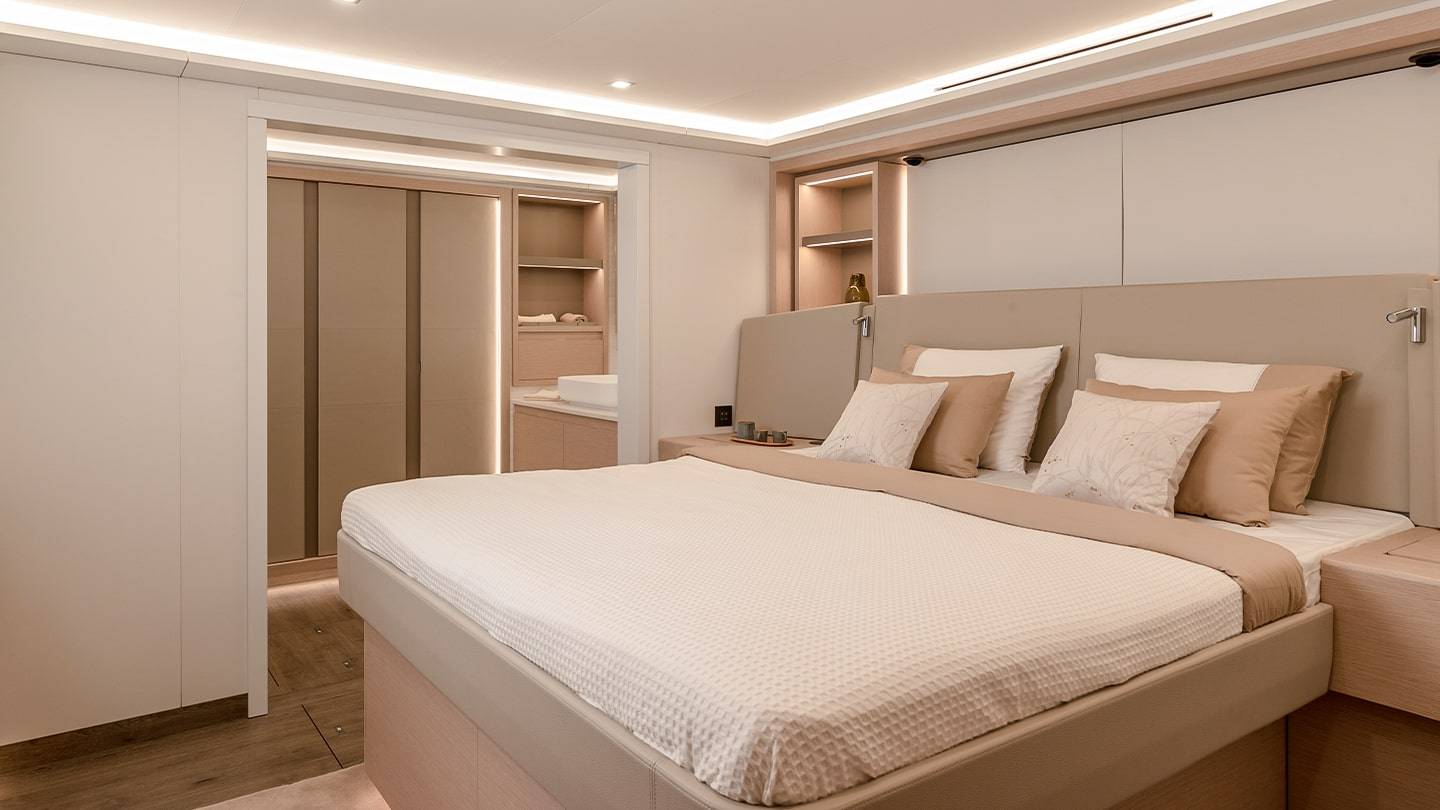 Thíra-80-Fountaine-Pajot-Sailing-Catamarans-Interior-19