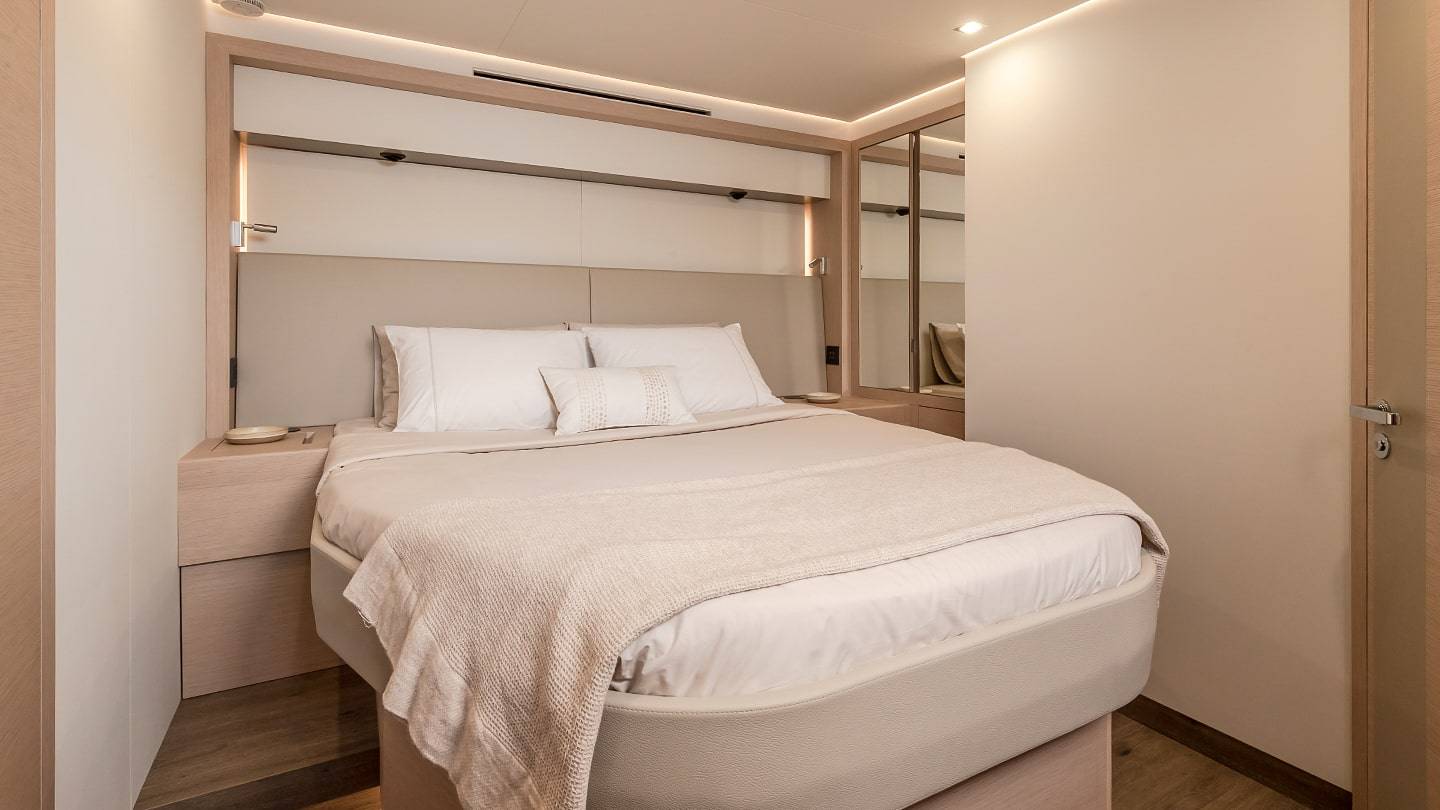 Thíra-80-Fountaine-Pajot-Sailing-Catamarans-Interior-23