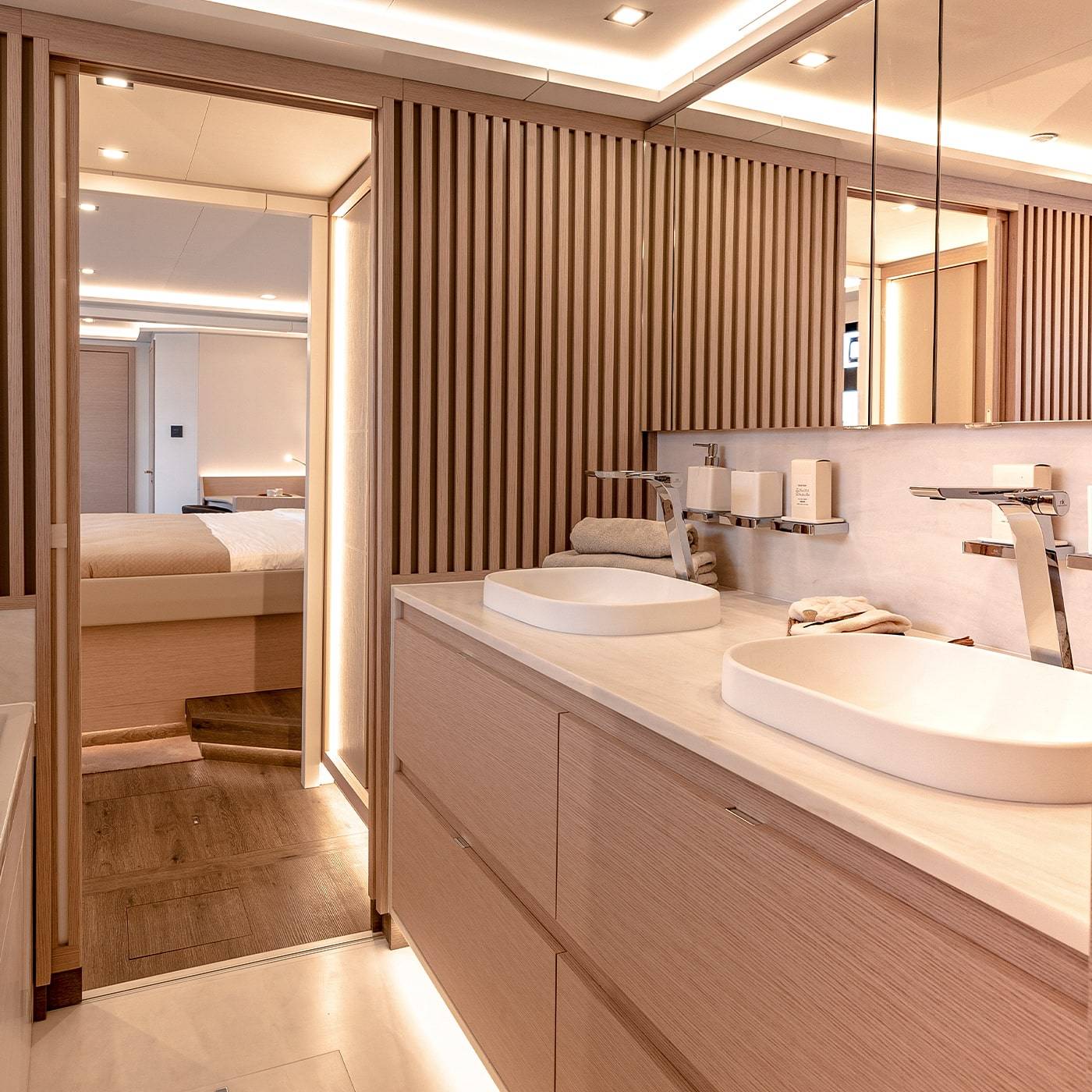 Thíra-80-Fountaine-Pajot-Luxury-Yacht-06