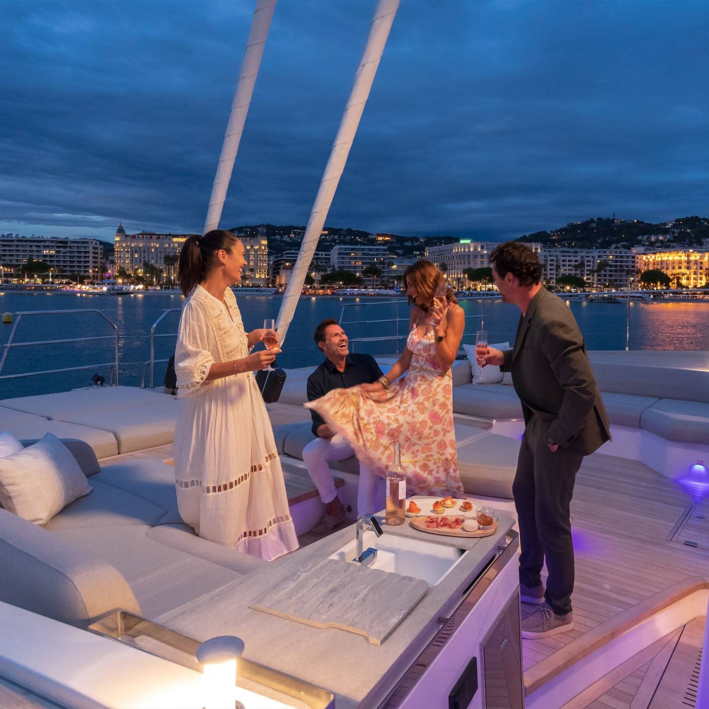 Thíra-80-fountaine-pajot-sailing-catamarans-2024-méditérannée-front-cockpit-vidéo-visite-guidée-yacht