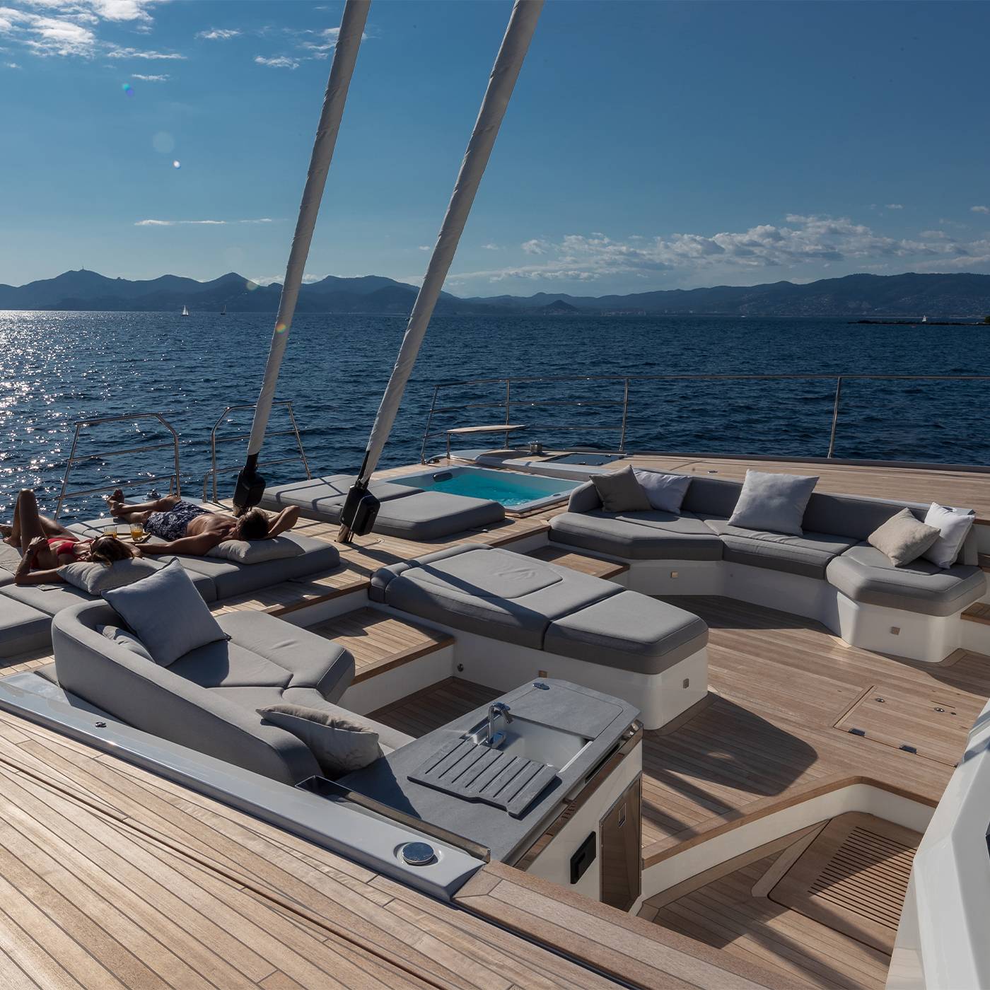 Thíra-80-fountaine-pajot-sailing-catamarans-2024-méditérannée-visite-guidée-cockpit-avant