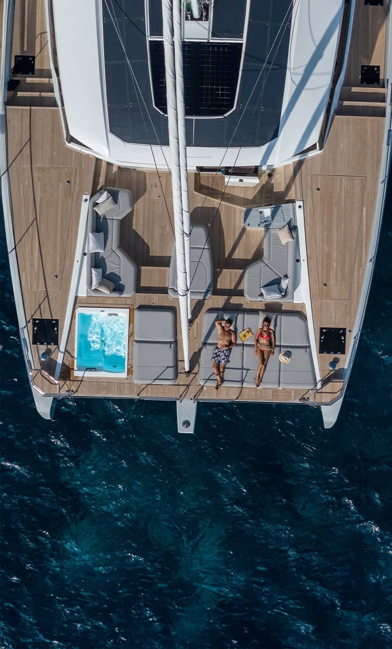 Thíra-80-fountaine-pajot-sailing-catamarans-2024-méditérannée-visite-guidée-flagship