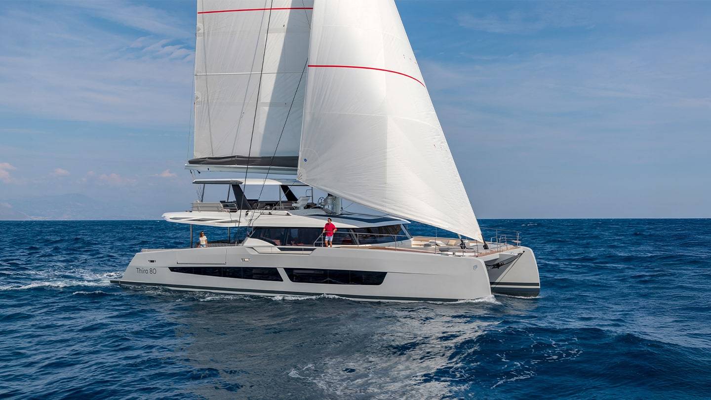 Thíra-80-sailing-Fountaine-Pajot-min