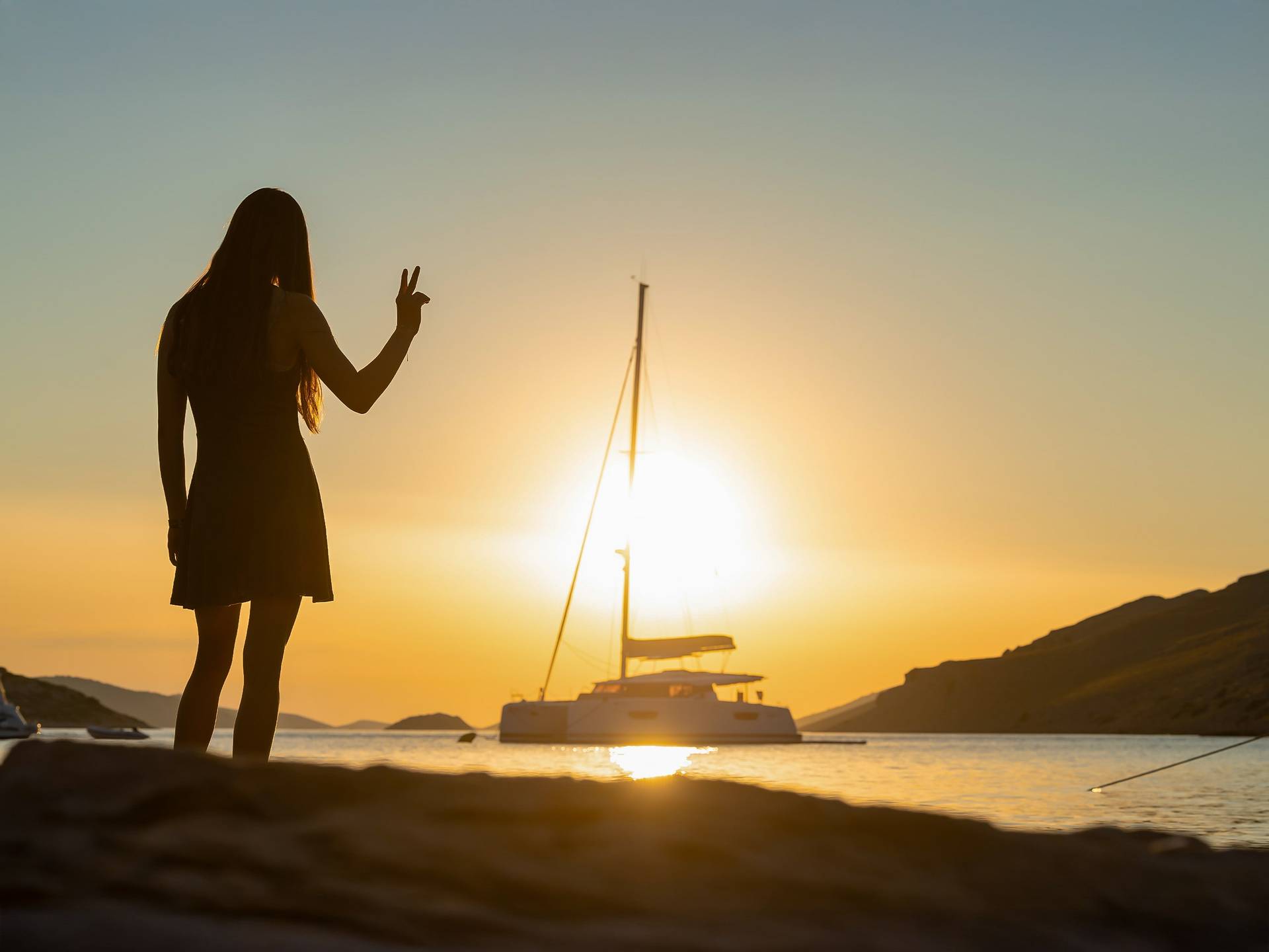 Emotions-en-navigation-Astréa-42-fountaine-pajot-sailing-catamarans-couché-de-soleil