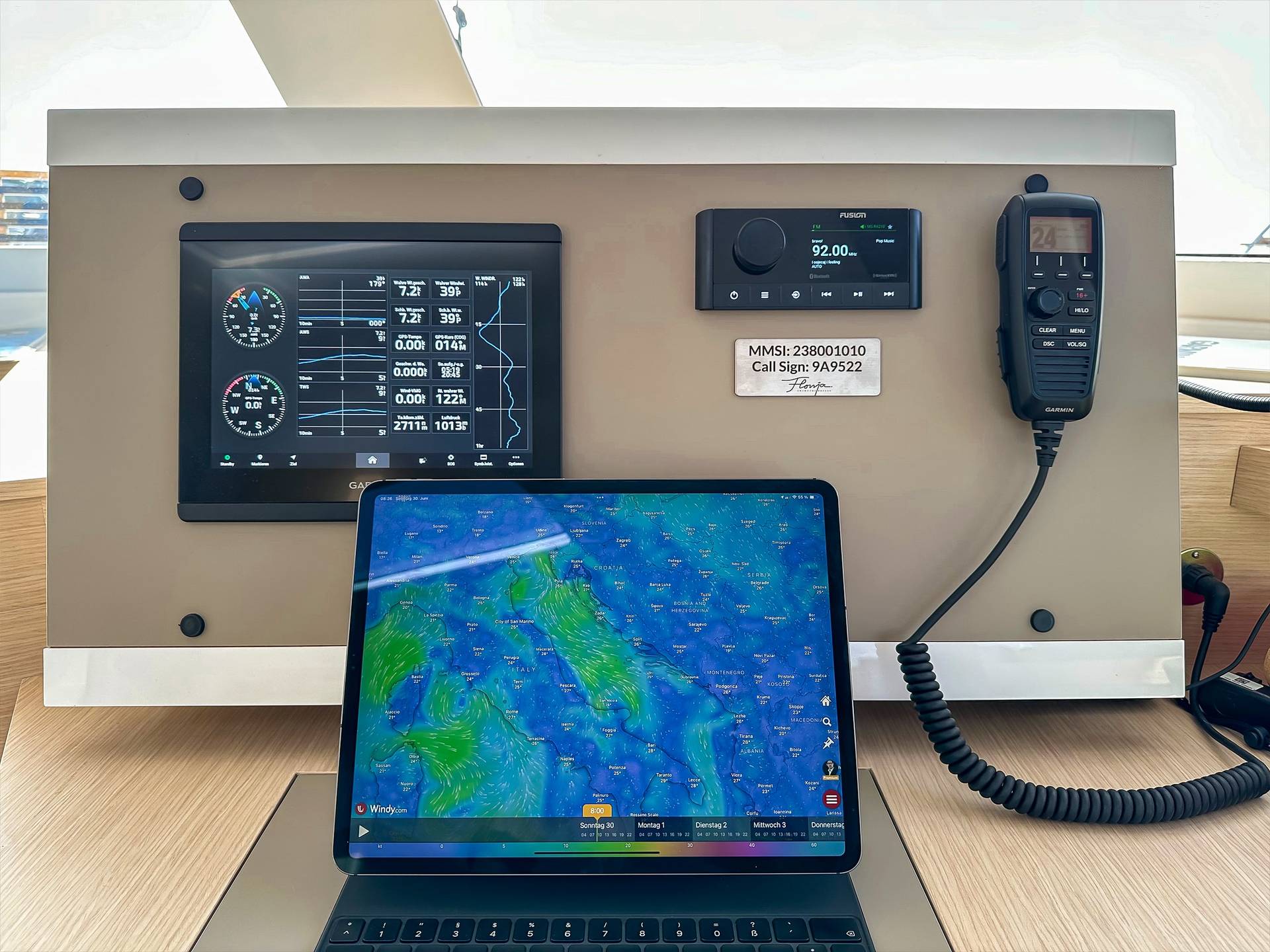 Emotions-en-navigation-Astréa-42-fountaine-pajot-sailing-catamarans-équipements-garmin