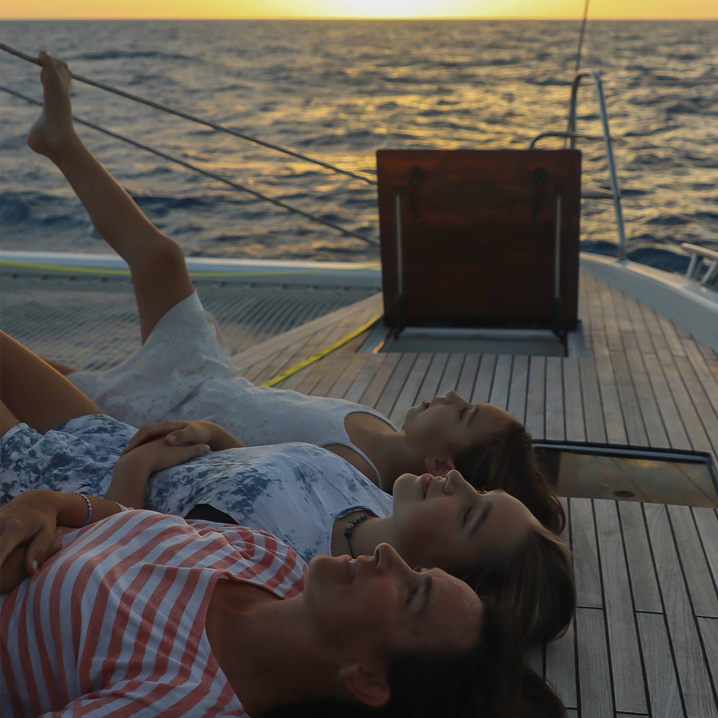 Samana-59-tour-du-monde-en-famille-témoignage-fountaine-pajot-sailing-catamaran-coucher-de-soleil-cockpit-avant-sunset