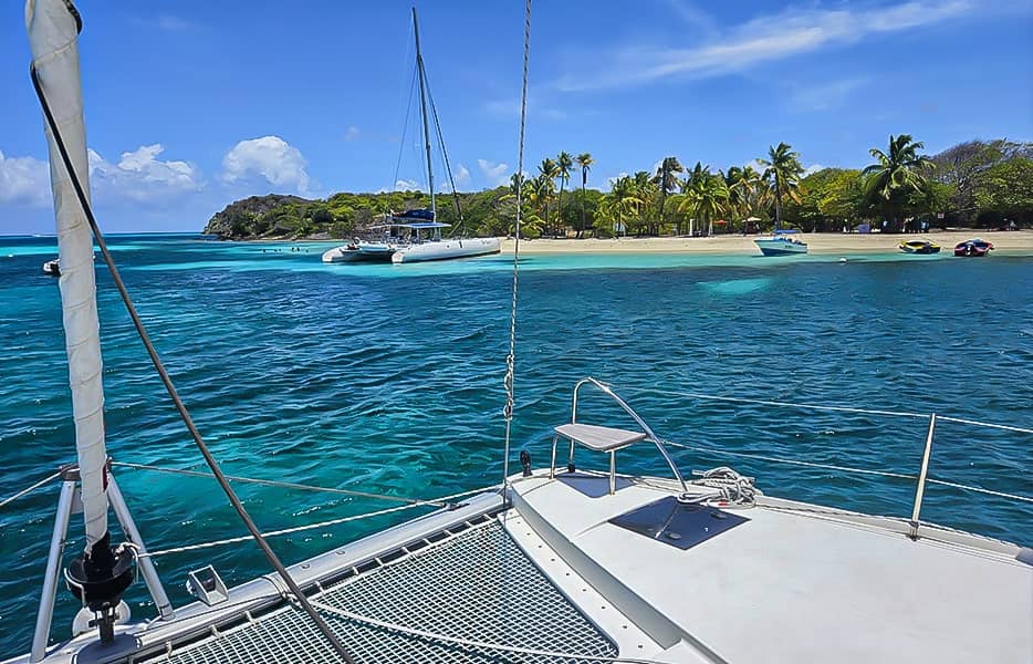 tour-du-monde-astrea-42-mouillage-tahiti-catamaran
