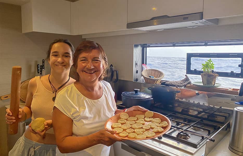 tour-du-monde-en-famille-témoignage-Samana-59-fountaine-pajot-sailing-catamaran-carré-cuisine