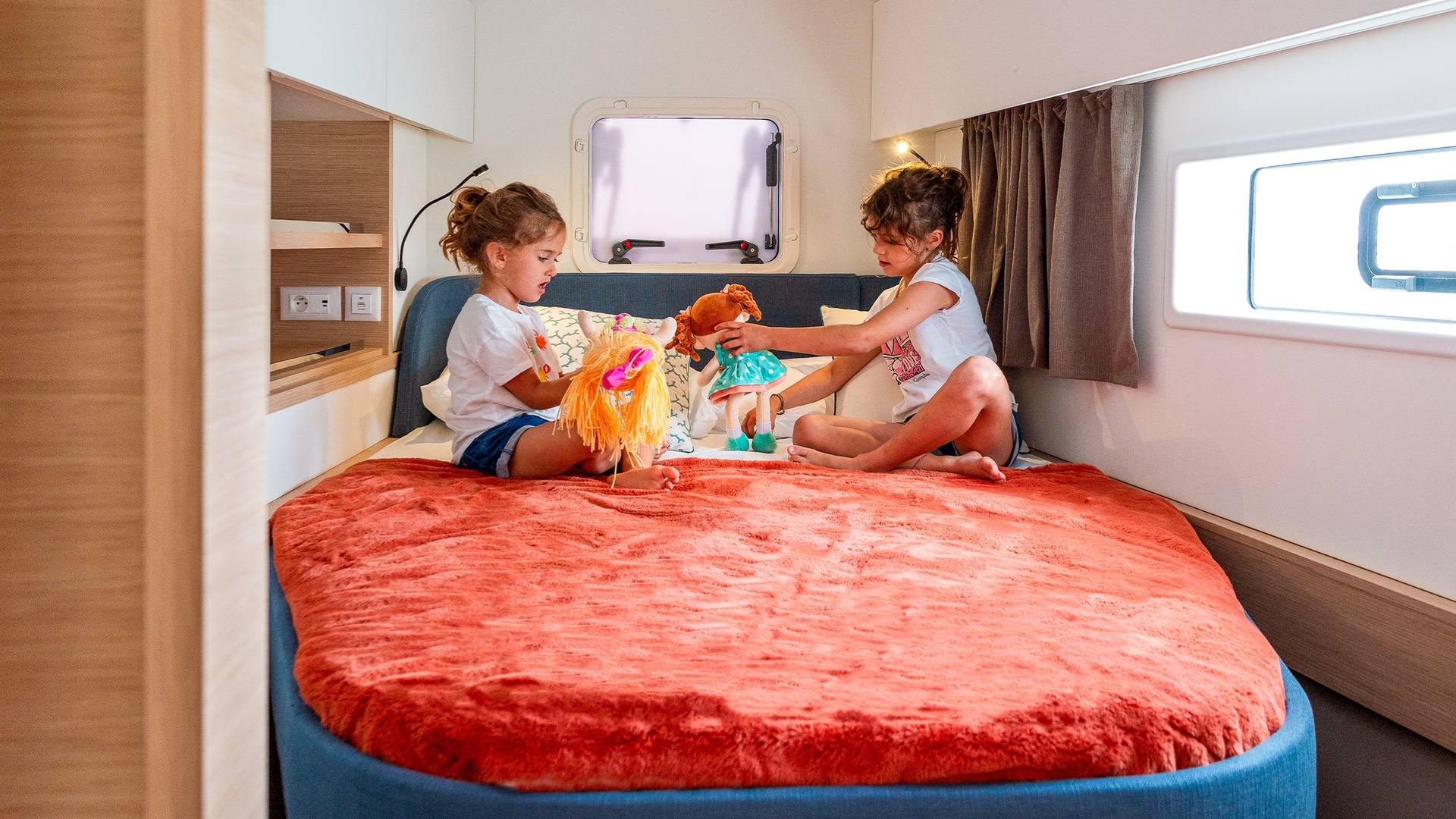 FP41-Fountaine-Pajot-Sailing-Catamarans-Interiors-View-24