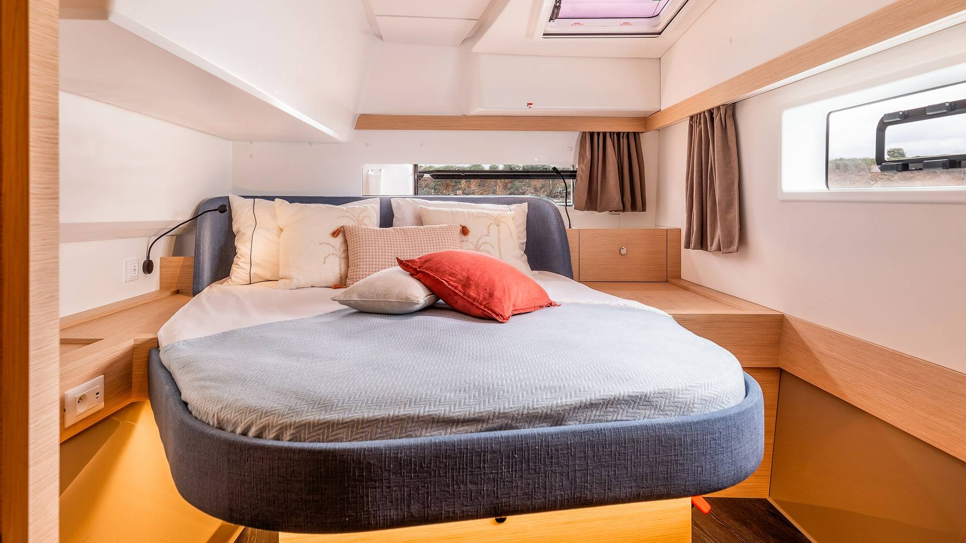 FP41-Fountaine-Pajot-Sailing-Catamarans-Interiors-View-27