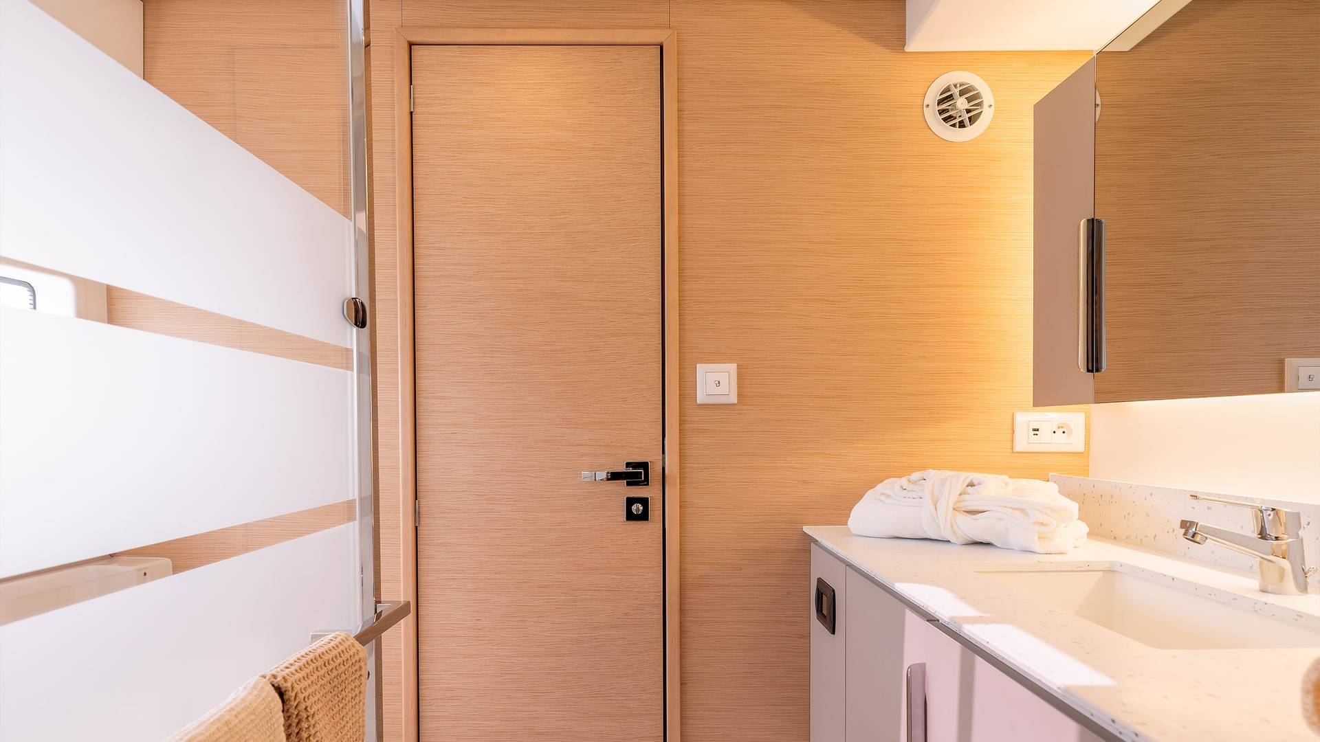 FP41-Fountaine-Pajot-Sailing-Catamarans-Interiors-View-30