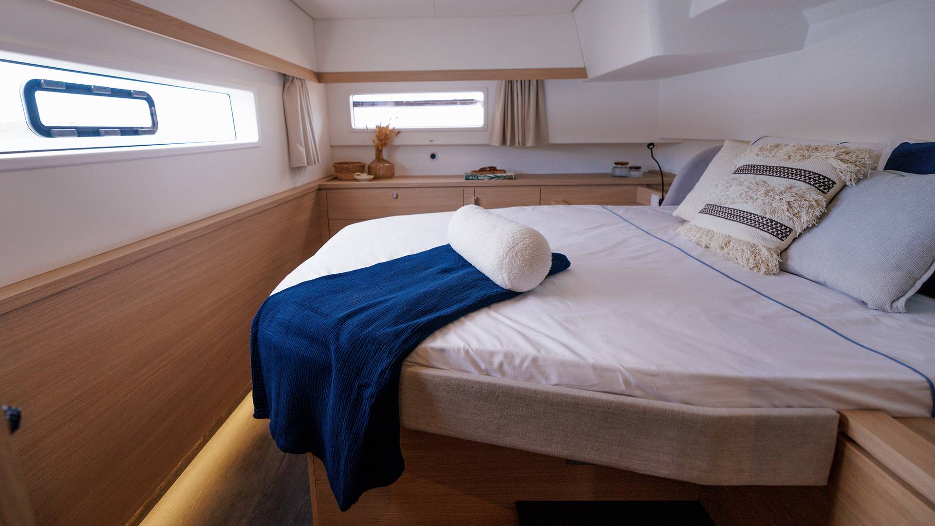 Fountaine-pajot-FP-48-sailing-catamaran-photo-interior-35