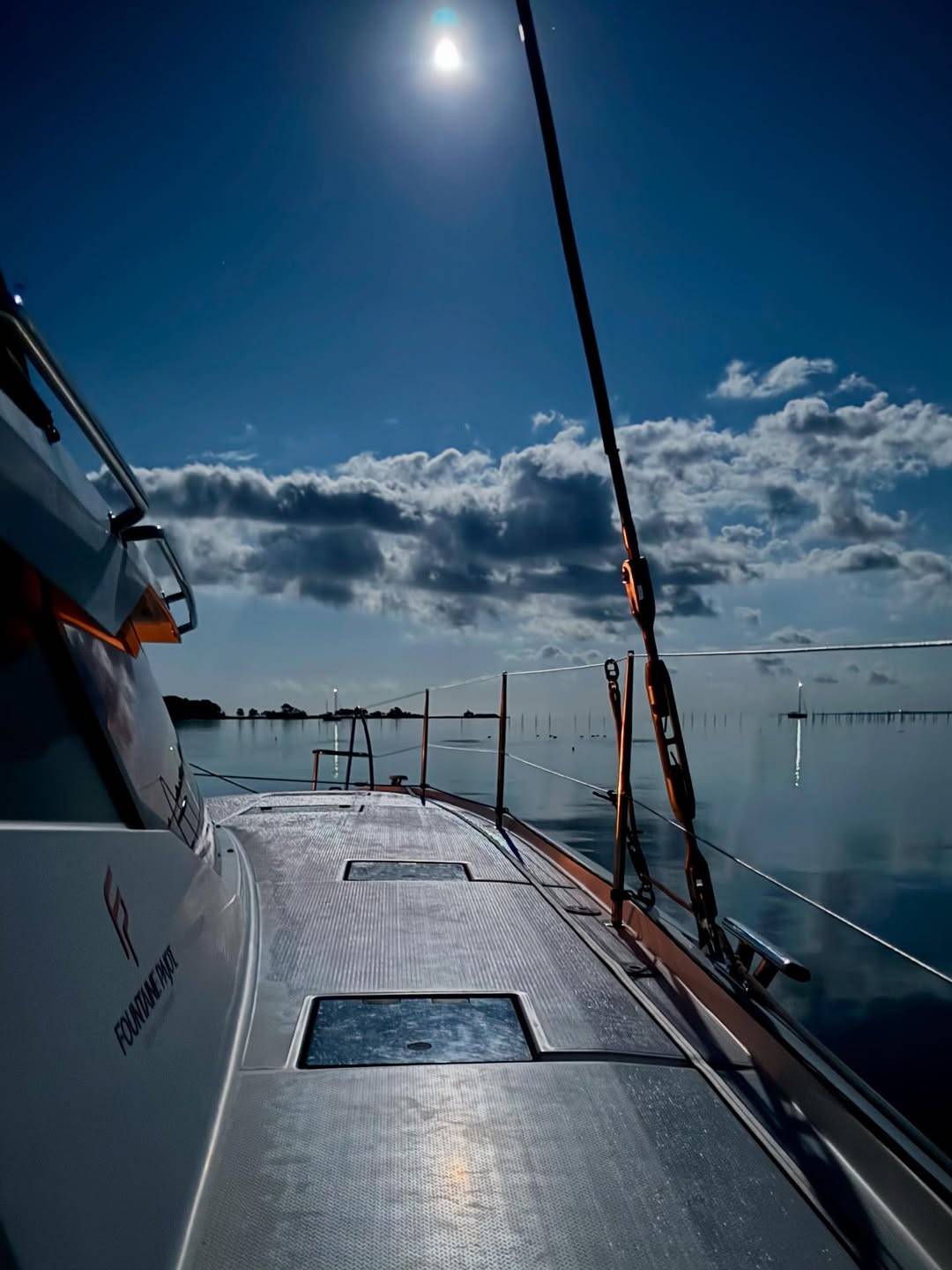 Une soirée magnifique sur notre catamaran @fountainepajot accompagnée de la pleine lune sur les