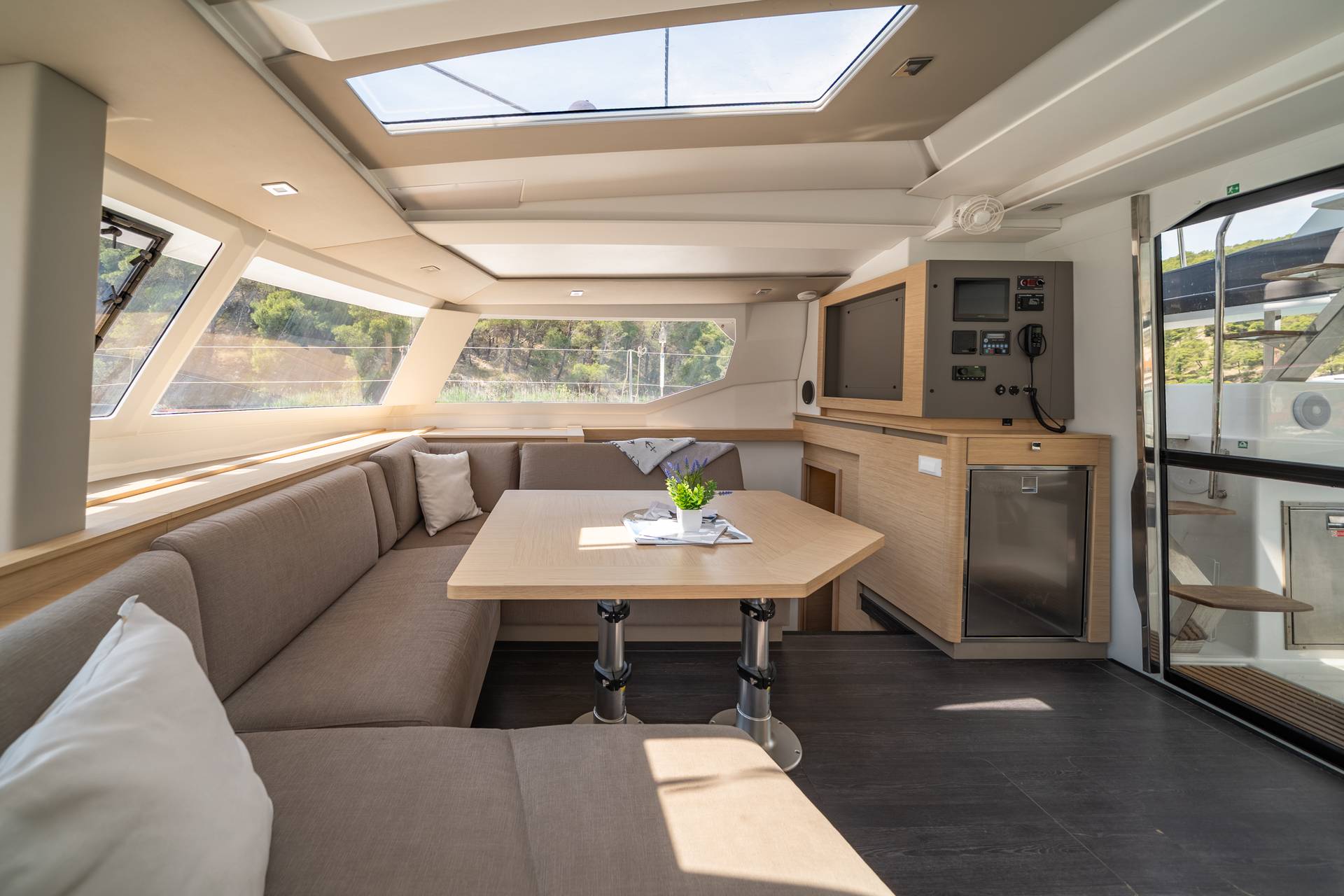 2-3Fountaine Pajot Tanna 47